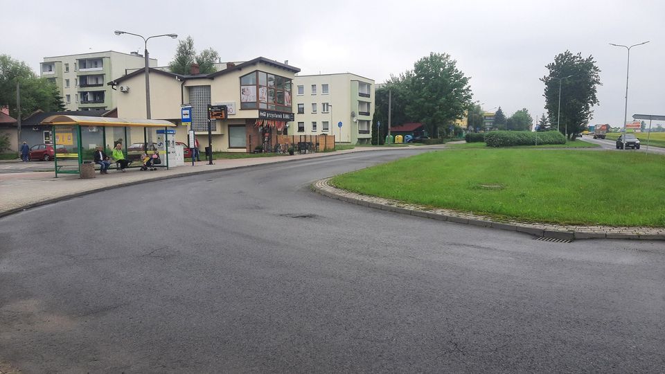 zdjęcie przedstawiające aktualny widok przystanku autobusowego na osiedlu Wojska Polskiego II w Knurowie fot. Przegląd Lokalny